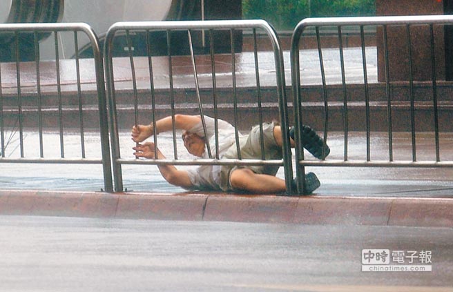 台县市放错假挨批怪"气象局" 台媒:父母官肩膀何在 台县市放错假挨批怪"气象局" 台媒:父母官肩膀何在