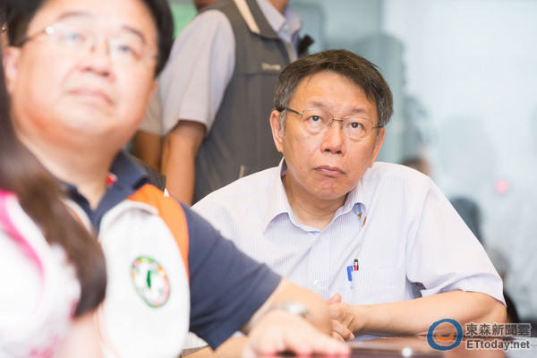 港媒:蓝绿阵营如同一群秃鹰盘旋在柯文哲头顶 港媒:蓝绿阵营如同一群秃鹰盘旋在柯文哲头顶