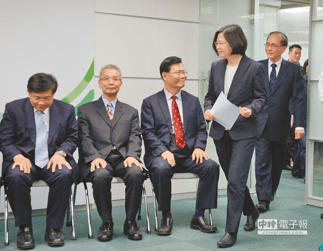 “金管委主委”丁克华3日请辞,成为林全“内阁”第一位请辞“部长”,任职4个多月。图为刚公布“内阁”人事时情景 “金管委主委”丁克华3日请辞,成为林全“内阁”第一位请辞“部长”,任职4个多月。图为刚公布“内阁”人事时情景