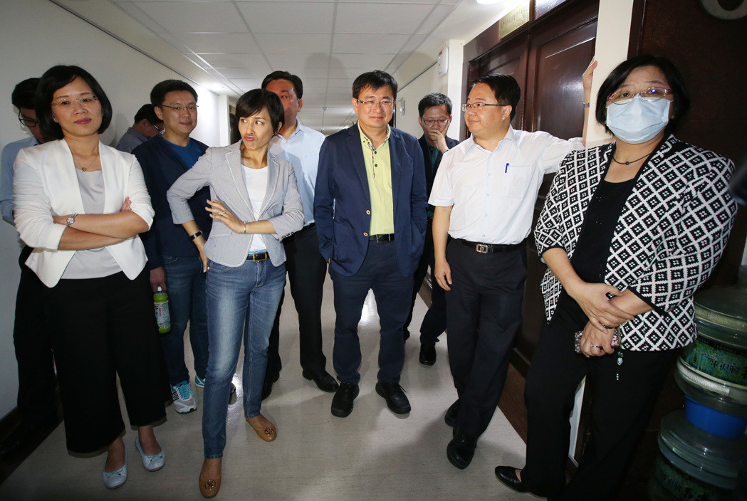 4日晚民进党“立委”站在“立法院”楼内走廊里,准备抢占会议室 4日晚民进党“立委”站在“立法院”楼内走廊里,准备抢占会议室