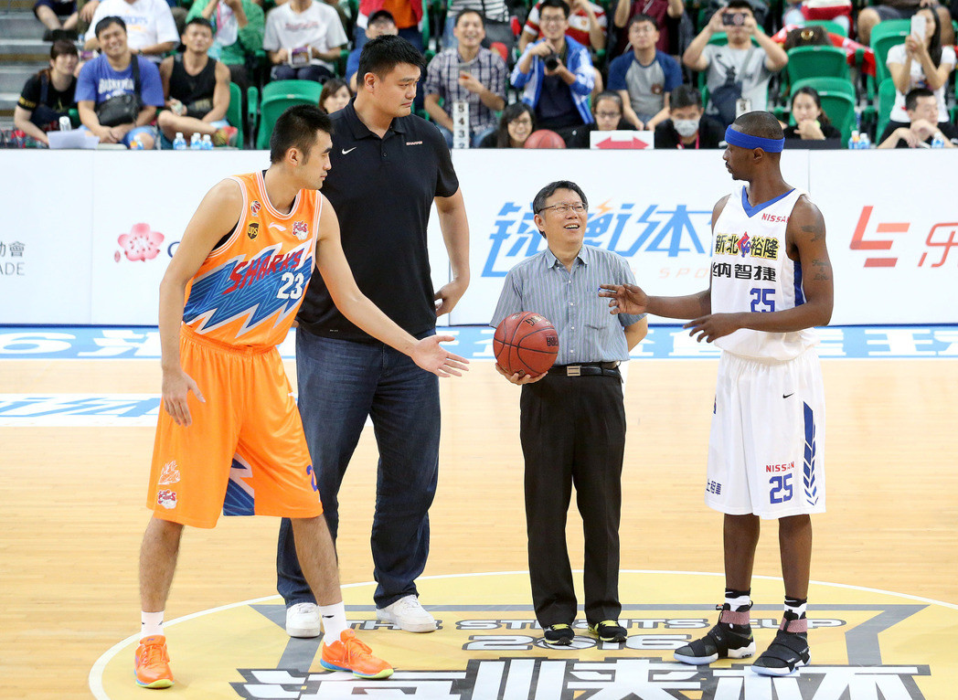 柯文哲与姚明同开球 形成最萌身高差(图) 柯文哲与姚明同开球 形成最萌身高差(图)