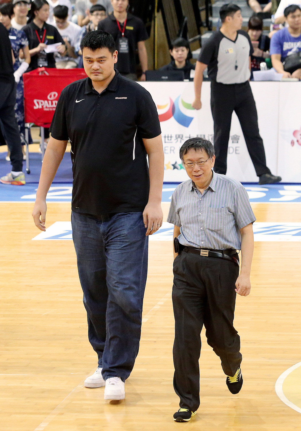 柯文哲与姚明同开球 形成最萌身高差(图) 柯文哲与姚明同开球 形成最萌身高差(图)