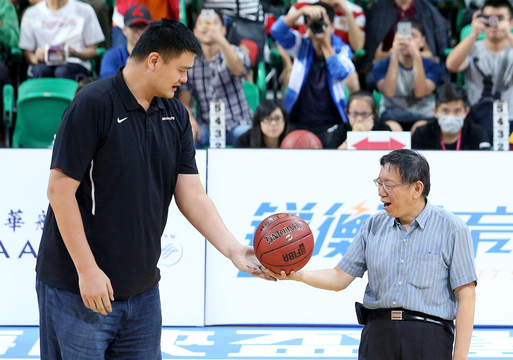 柯文哲与姚明同开球 形成最萌身高差(图) 柯文哲与姚明同开球 形成最萌身高差(图)