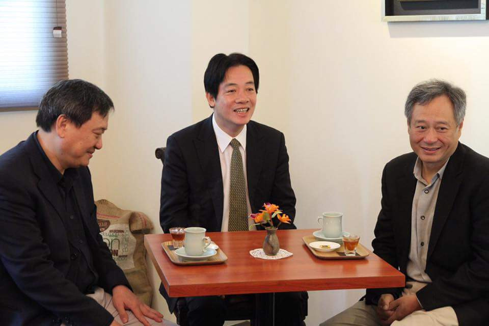 台南市长赖清德3年前与李安兄弟一起喝咖啡留下的照片 台南市长赖清德3年前与李安兄弟一起喝咖啡留下的照片