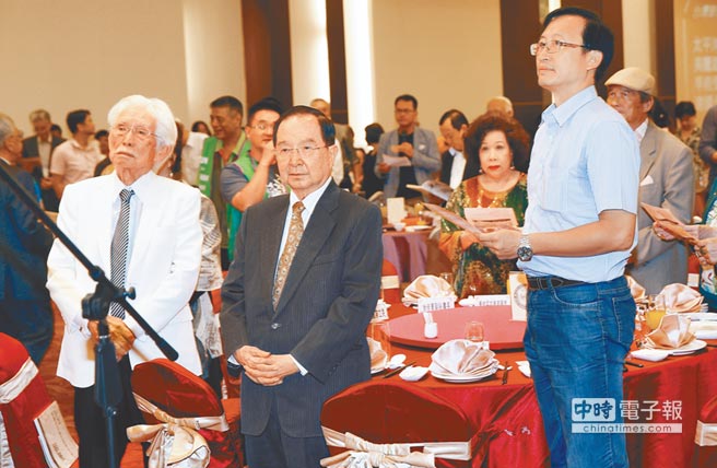 前台湾地区领导人办公室资政辜宽敏（左）、吴澧培（中），22日出席餐会