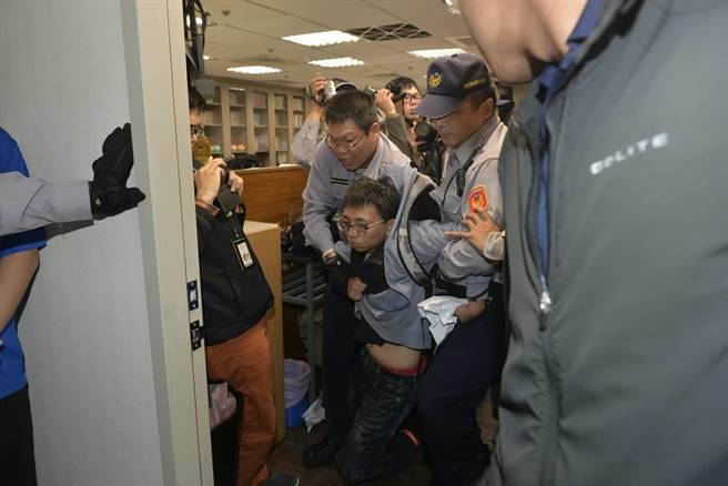 学生团体1日冲入民进党团总召柯建铭办公室,要求针对劳工七天假议题进行辩论 学生团体1日冲入民进党团总召柯建铭办公室,要求针对劳工七天假议题进行辩论