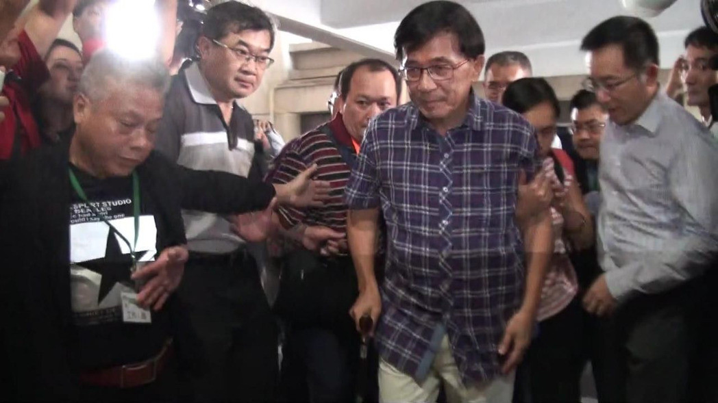 陈水扁日前出席医师歌谣作家郑智仁举办的音乐会,未坐轮椅,拄枴杖行走 陈水扁日前出席医师歌谣作家郑智仁举办的音乐会,未坐轮椅,拄枴杖行走