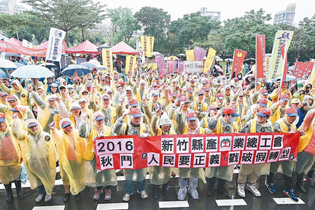 台52个民间团体集结民进党部 抗议蔡当局选后跳票 台52个民间团体集结民进党部 抗议蔡当局选后跳票