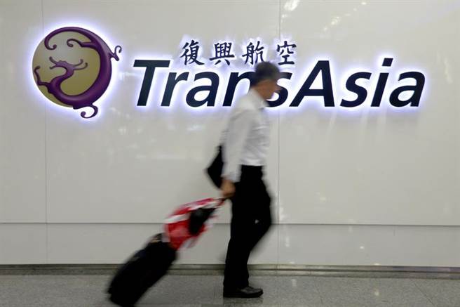 台湾航空业总工会理事长李昭平认为,复兴航空是上市公司,无预警宣布解散,面临的社会压力可想而知,但最终这么做,与台当局政策脱不了关系 台湾航空业总工会理事长李昭平认为,复兴航空是上市公司,无预警宣布解散,面临的社会压力可想而知,但最终这么做,与台当局政策脱不了关系