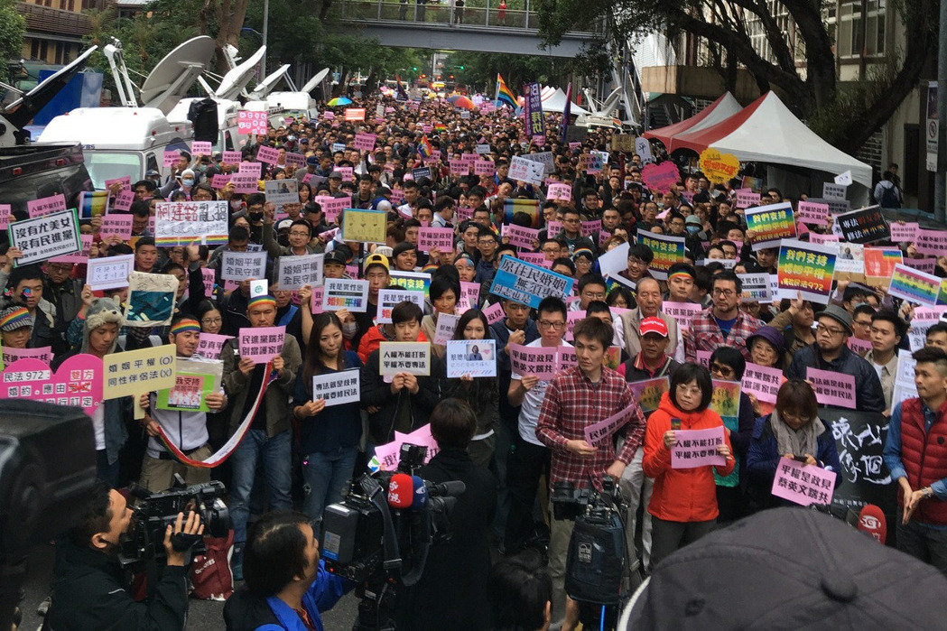 数千挺同团体包围“立法院” 要蔡英文落实选前承诺 数千挺同团体包围“立法院” 要蔡英文落实选前承诺