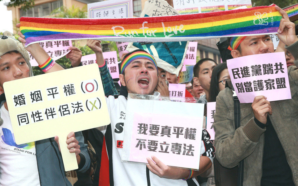 数千挺同团体包围“立法院” 要蔡英文落实选前承诺 数千挺同团体包围“立法院” 要蔡英文落实选前承诺