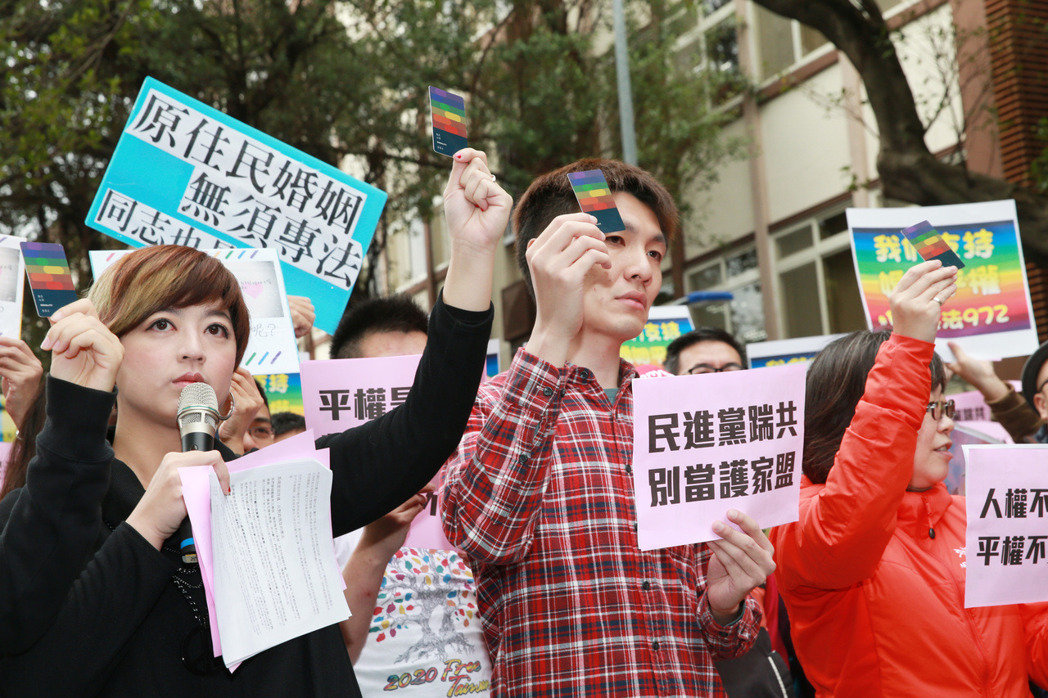 数千挺同团体包围“立法院” 要蔡英文落实选前承诺 数千挺同团体包围“立法院” 要蔡英文落实选前承诺