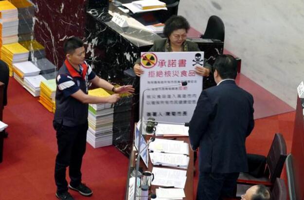 高雄市议会国民党团联合质询,质疑台湾对日本核灾区食品限制太过宽松。(图片来源:台湾《中时电子报》) 高雄市议会国民党团联合质询,质疑台湾对日本核灾区食品限制太过宽松。(图片来源:台湾《中时电子报》)
