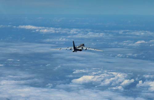 法媒:解放军战机绕飞台湾 美派全球鹰高空监