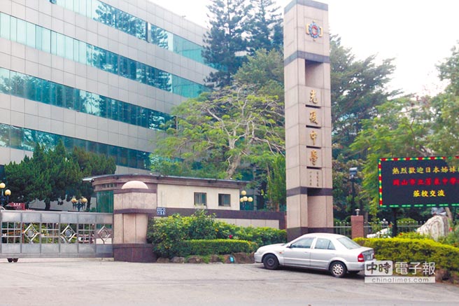 台高中生扮纳粹“秀场”变“战场”看蔡当局如何收场 台高中生扮纳粹“秀场”变“战场”看蔡当局如何收场