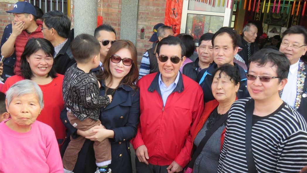 马英九29日到苗栗县通霄镇马家庄马氏宗祠祭祖,与在场宗亲合影留念 马英九29日到苗栗县通霄镇马家庄马氏宗祠祭祖,与在场宗亲合影留念