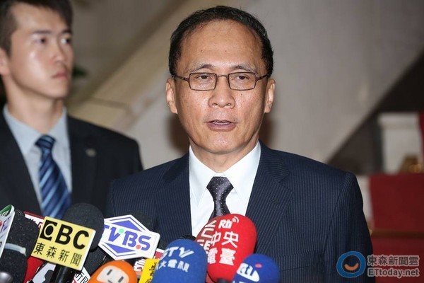 台当局“行政院长”林全车队遭遇车祸 肇事驾驶受伤 台当局“行政院长”林全车队遭遇车祸 肇事驾驶受伤