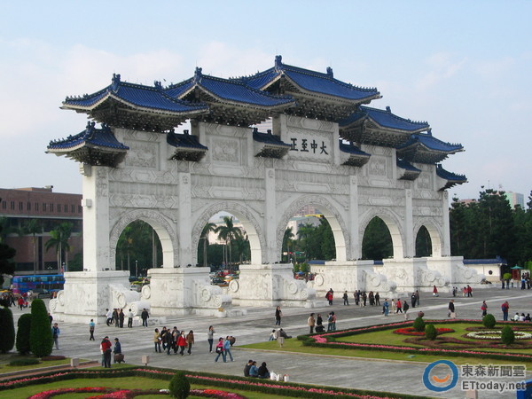 网友不满中正纪念堂228闭馆:干脆全台禁足在家面壁 网友不满中正纪念堂228闭馆:干脆全台禁足在家面壁