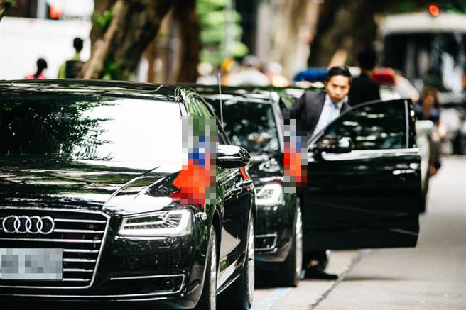 台湾“国安局”准备为蔡英文采购有防弹性能的防护座车,预算高达2500万元。图为台湾地区领导人以前坐车 台湾“国安局”准备为蔡英文采购有防弹性能的防护座车,预算高达2500万元。图为台湾地区领导人以前坐车