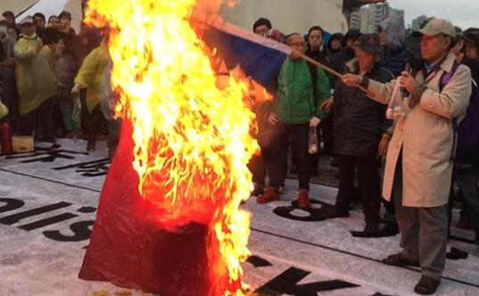 “极独”头目“228”烧旗骂蔡英文 被移送法办