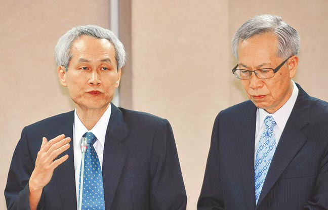 去年中“考试院铨叙部长”周弘宪(左)、“考试院”秘书长李继玄备询时,对“年金改革”草案一问三不知,惹恼“立委” 去年中“考试院铨叙部长”周弘宪(左)、“考试院”秘书长李继玄备询时,对“年金改革”草案一问三不知,惹恼“立委”