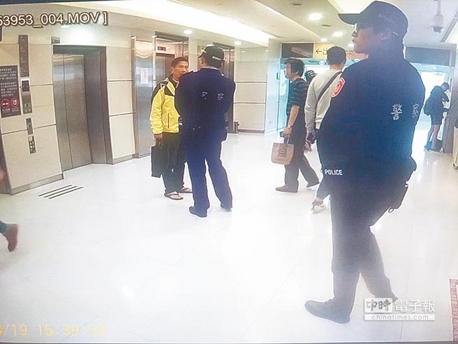 台官员遭警员临检拒绝配合 网友酸:有民进党证了不起 台官员遭警员临检拒绝配合 网友酸:有民进党证了不起