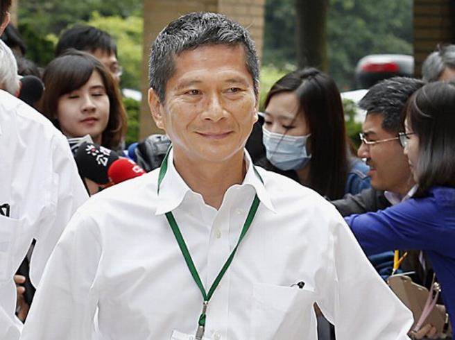 台官员遭警员临检拒绝配合 网友酸:有民进党证了不起 台官员遭警员临检拒绝配合 网友酸:有民进党证了不起