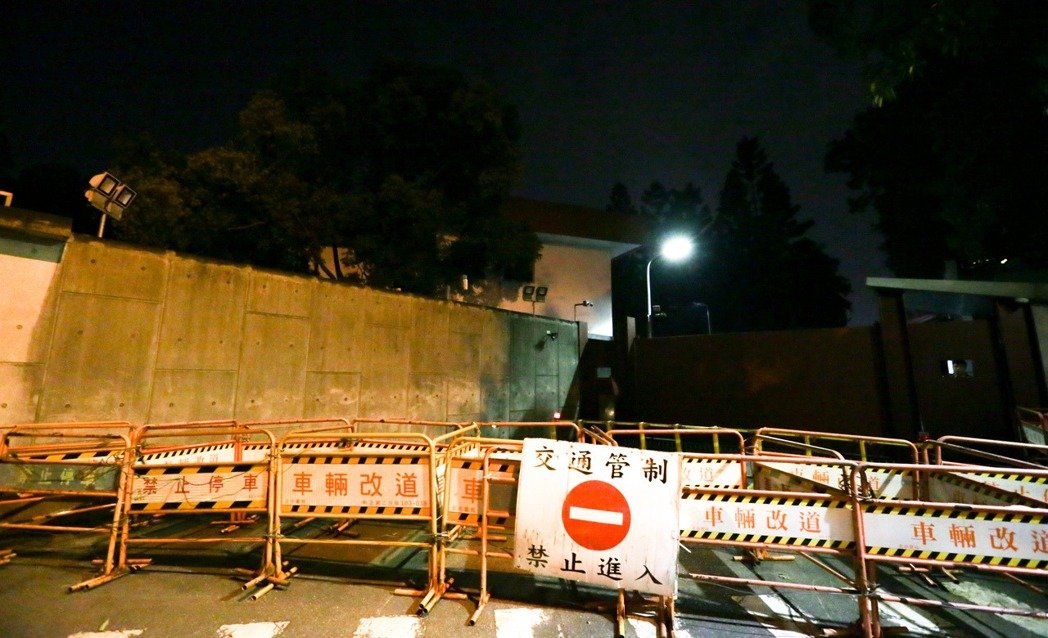 军公教将再次发起大游行 蔡办深夜布下拒马严阵以待 军公教将再次发起大游行 蔡办深夜布下拒马严阵以待