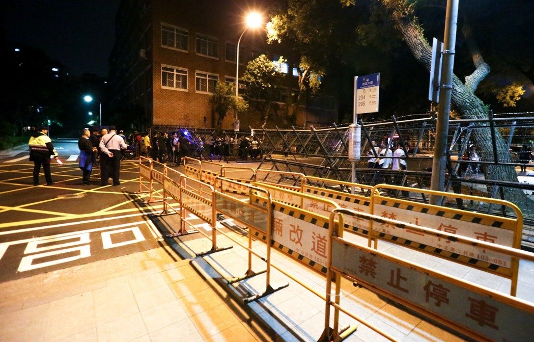 军公教将再次发起大游行 蔡办深夜布下拒马严阵以待 军公教将再次发起大游行 蔡办深夜布下拒马严阵以待