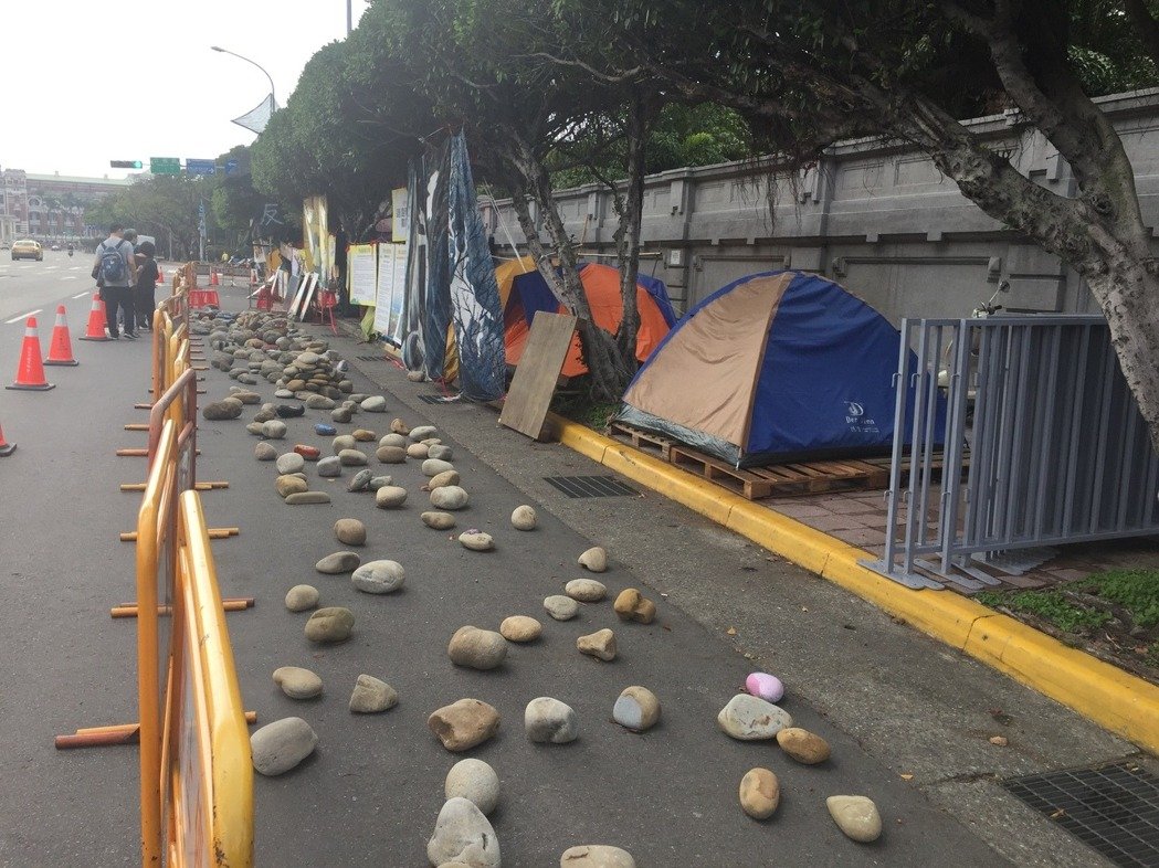 “最会沟通”泡沫被戳破!蔡英文办公室周边变抗议露营区 “最会沟通”泡沫被戳破!蔡英文办公室周边变抗议露营区