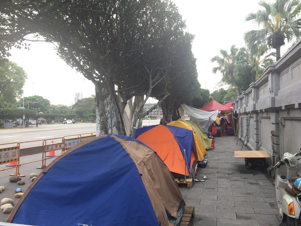 “最会沟通”泡沫被戳破!蔡英文办公室周边变抗议露营区 “最会沟通”泡沫被戳破!蔡英文办公室周边变抗议露营区