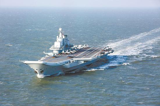 ������������ĸ��ӽ���ͻ�Ƶ�һ������չԶ��ѵ����ͼΪ���������ں��С�