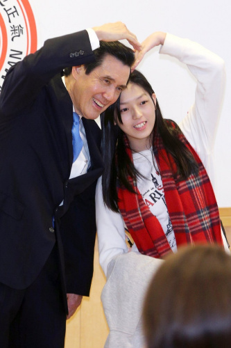 马英九与学生合影。台湾《联合报》记者苏健忠/摄影