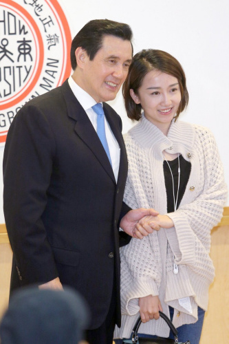 马英九与学生合影。台湾《联合报》记者苏健忠/摄影