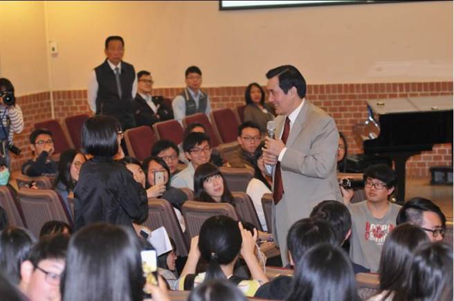 马英九再现“马氏幽默”演讲突然强调“我不是同志” 马英九再现“马氏幽默”演讲突然强调“我不是同志”