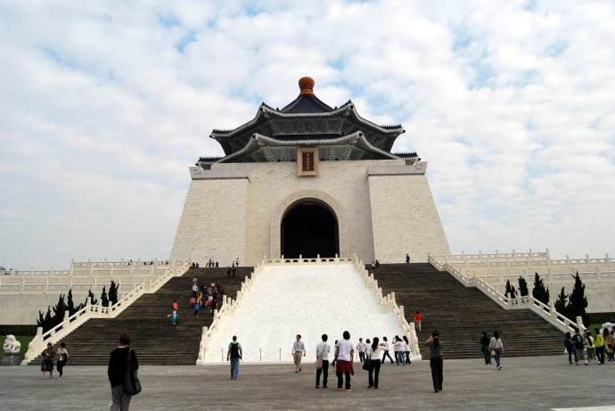 蔡当局禁止民间团体“永怀领袖”蒋中正半身像遭撤