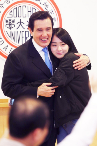 马英九与学生合影。台湾《联合报》记者苏健忠/摄影