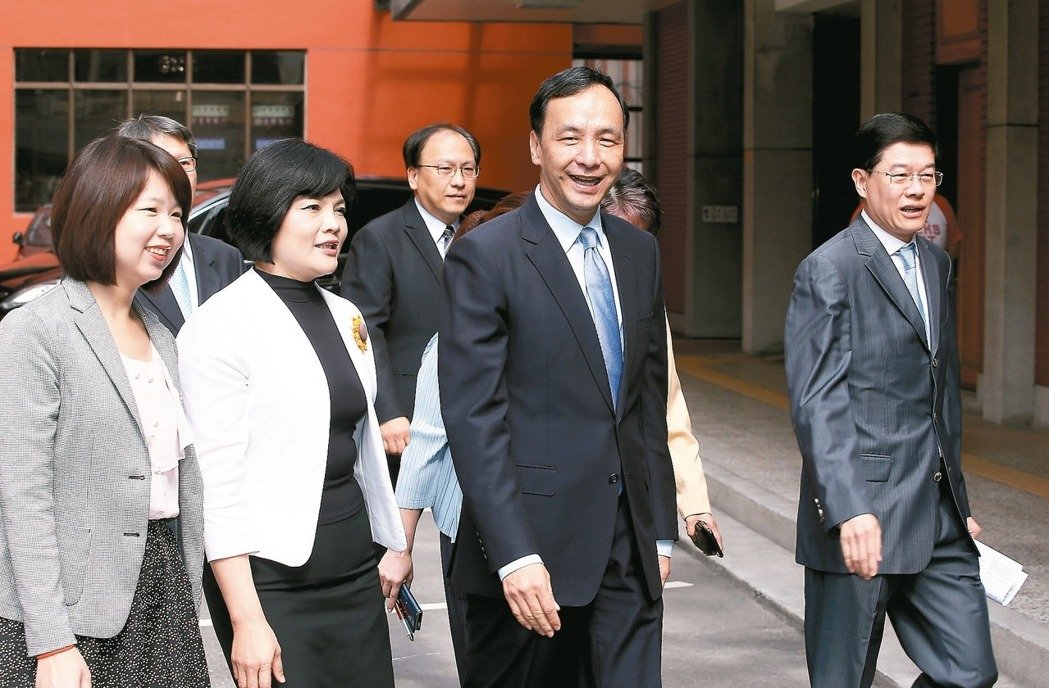 台湾南北诸侯拼抢前瞻预算 朱立伦陈菊当面交火 台湾南北诸侯拼抢前瞻预算 朱立伦陈菊当面交火