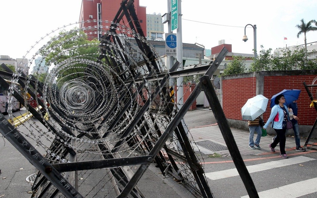台媒发文讽蔡英文:当"暴力小英"指责暴力,我笑了! 台媒发文讽蔡英文:当"暴力小英"指责暴力,我笑了!
