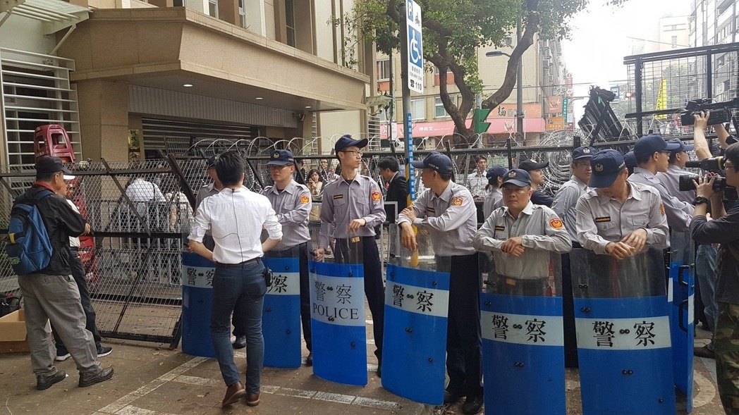 反年改团体喊"不服从" 盼蔡当局照"太阳花"公平对待 反年改团体喊"不服从" 盼蔡当局照"太阳花"公平对待