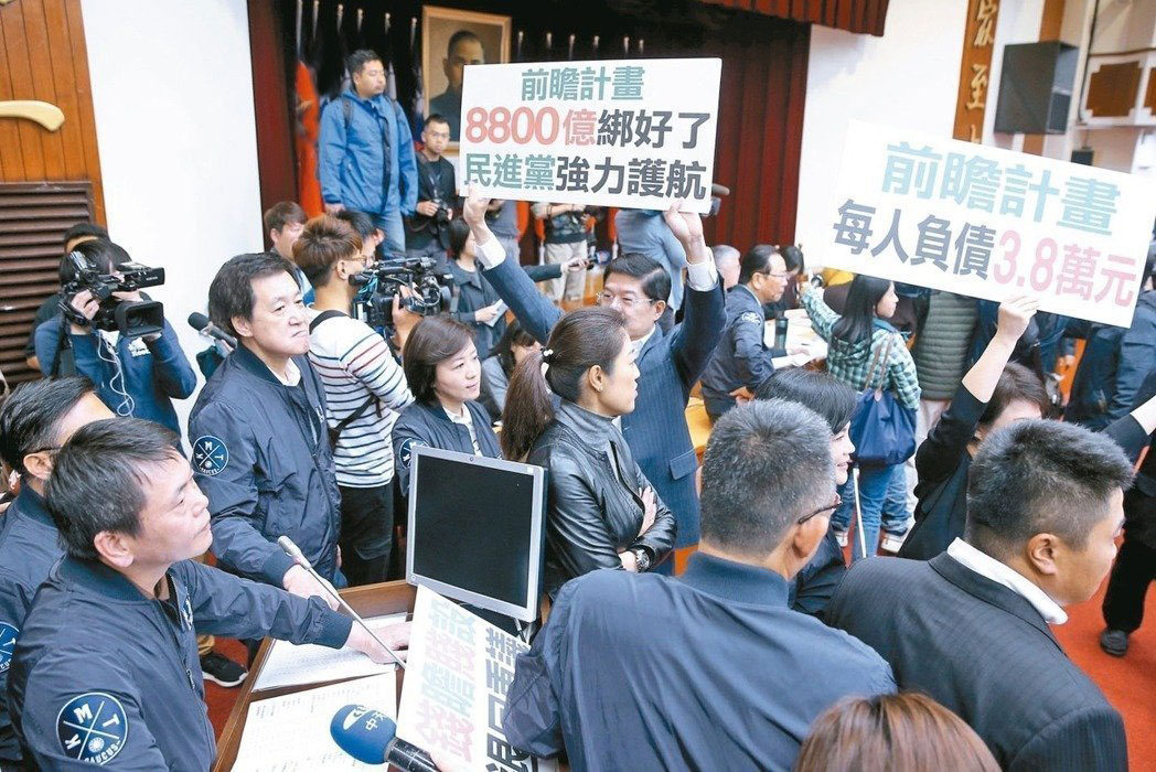 蔡英文当局遭批暴政:一手剥削警消 一手洒钱绑桩 蔡英文当局遭批暴政:一手剥削警消 一手洒钱绑桩