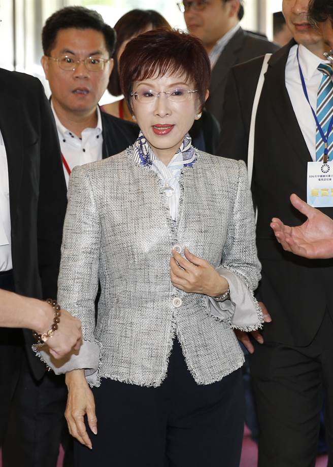 洪秀柱上直播 评吴敦义是“政坛极品” 洪秀柱上直播 评吴敦义是“政坛极品”