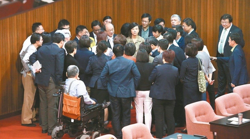 民进党部署重兵审“前瞻”“年改” 国民党将强力杯葛 民进党部署重兵审“前瞻”“年改” 国民党将强力杯葛