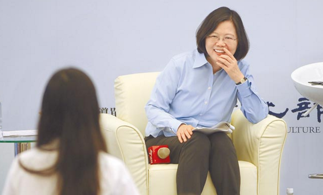 蔡英文向高中生诉苦:当领导人太辛苦 无休假还要被骂 蔡英文向高中生诉苦:当领导人太辛苦 无休假还要被骂