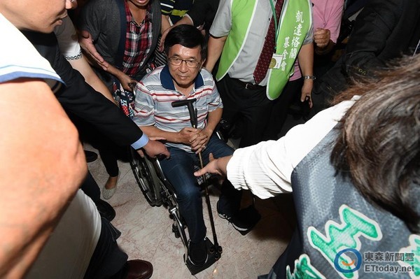 陈水扁呛声"不然把我抓回去" 蓝营:吃定蔡当局软弱 陈水扁呛声"不然把我抓回去" 蓝营:吃定蔡当局软弱