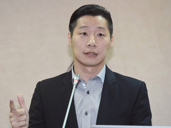 "时力"提议将陆委会改归"外交委员会" 遭轰精神错乱 "时力"提议将陆委会改归"外交委员会" 遭轰精神错乱