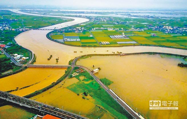台湾梅雨成灾 蓝绿齐声批蔡英文检讨前瞻 台湾梅雨成灾 蓝绿齐声批蔡英文检讨前瞻