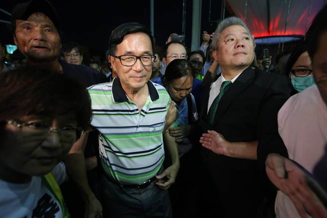 陈水扁再将蔡英文一军!无视犯人身份亲笔回信骂蔡。(图片来源:台湾《中时电子报》) 陈水扁再将蔡英文一军!无视犯人身份亲笔回信骂蔡。(图片来源:台湾《中时电子报》)