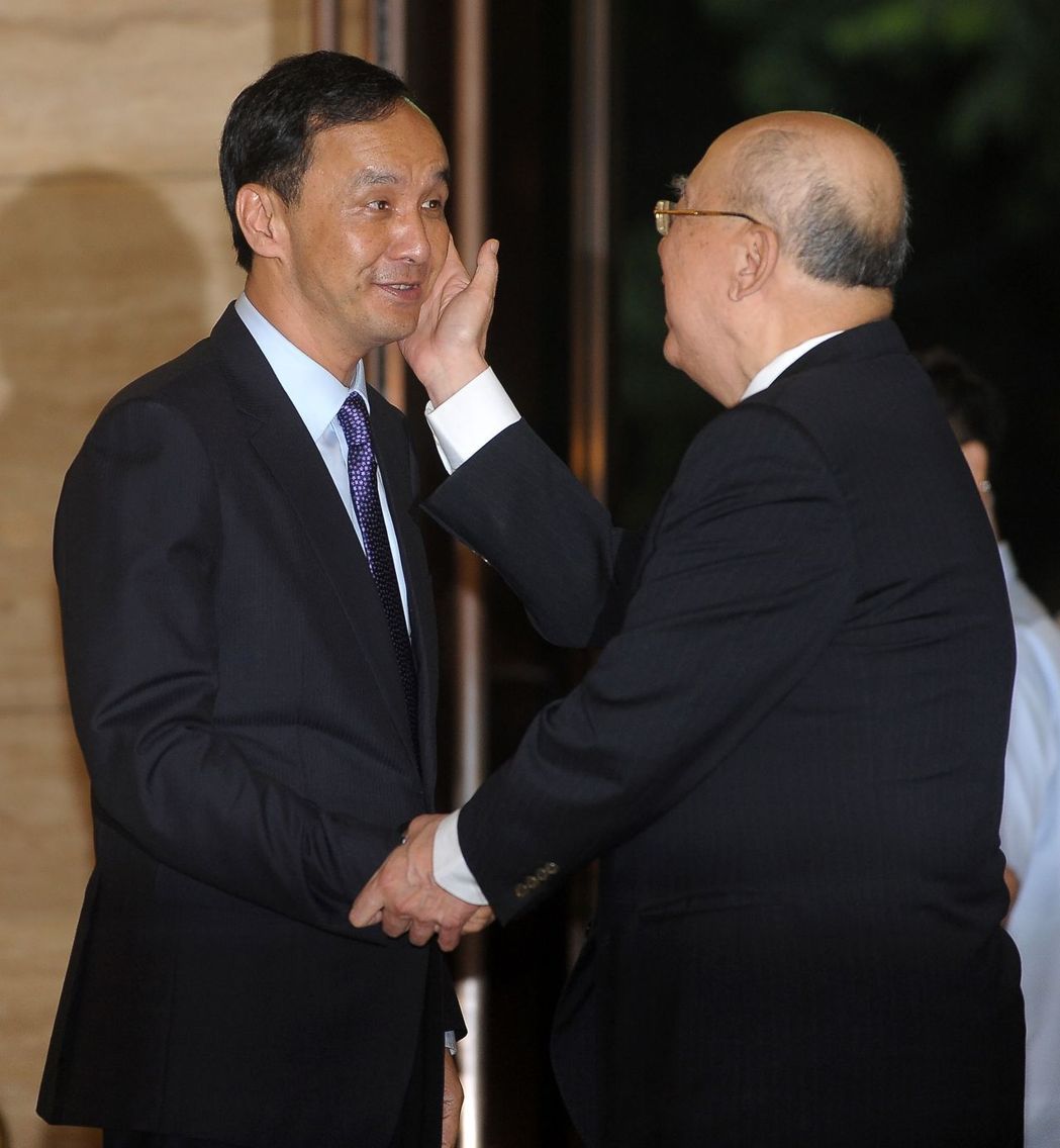 国民党六位主席齐聚首出席餐会并为吴伯雄庆生 国民党六位主席齐聚首出席餐会并为吴伯雄庆生