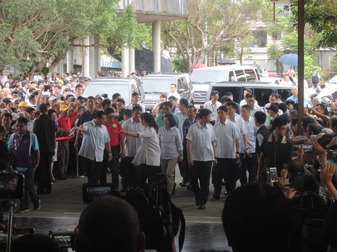 蔡英文自称是"做事的人"被封"嘴炮" 网友:做坏事那种! 蔡英文自称是"做事的人"被封"嘴炮" 网友:做坏事那种!